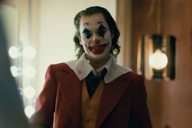 full-trailer-joaquin-phoenix-is-joker-696x464
